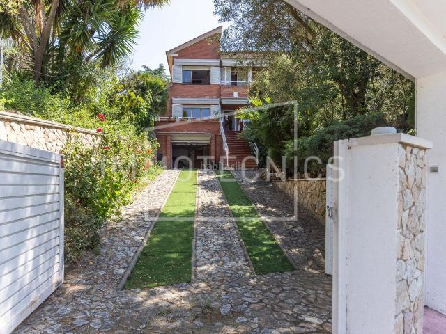 Chalet en venta en Arenys de Munt. Espectaculares vistas al mar, privacidad absoluta y calidad de vida en Tres Turons. Chalets Arenys de.