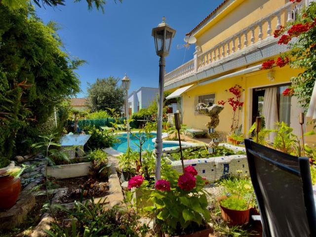 Chalet en venta en Arenys de Mar, Urbanitzacions. Vivienda unifamiliar con piscina y vistas al mar en Arenys de Mar tranquilidad, luz y calidad de vida. Chalets Arenys de.