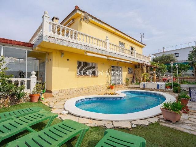 Chalet en venta en Arenys de Mar, de 183 m² 4 habitaciones por 460.000