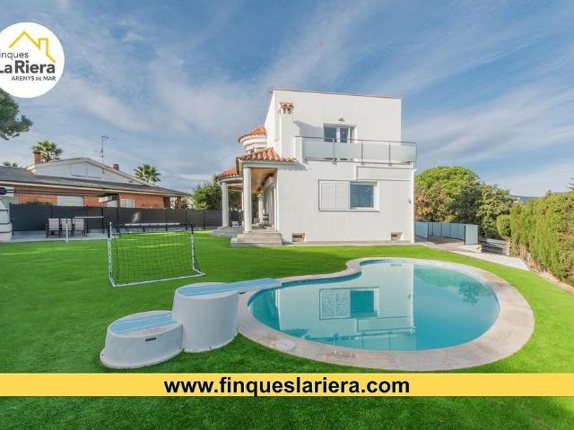 Chalet en venta en Arenys de Mar, de 260 m² 5 habitaciones por 660.000