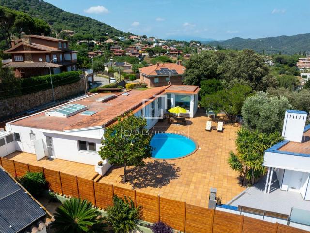 Chalet en venta en Argentona, Nucli Urbà. Casa villa en excelentes condiciones de 5 dormitorios en venta en Argentona. Chalets.