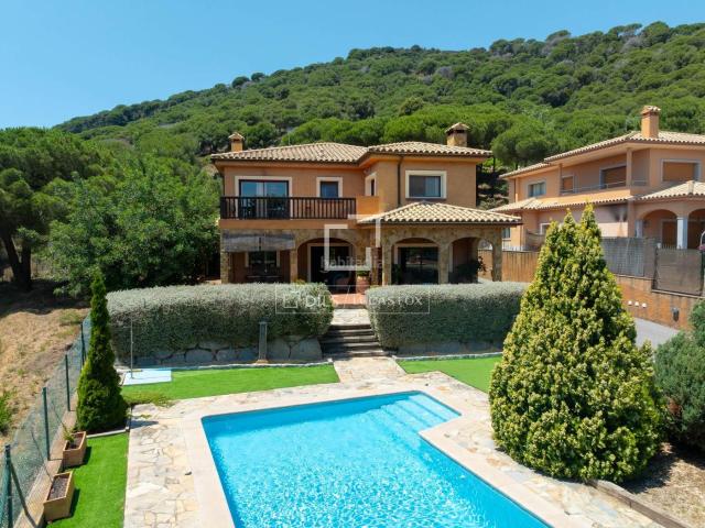 Chalet en venta en Argentona, Nucli Urbà. Casa en excelentes condiciones de 6 dormitorios en venta en Argentona. Chalets.
