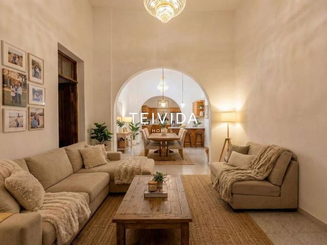 Chalet en venta en Arona, Cabo Blanco. Villa con gran parcela, garaje y alto potencial de reforma en Cabo Blanco!. Chalets.
