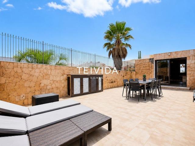 Chalet en venta en Arona, Palm Mar. Chalet pareado con vistas al mar, jardín y grandes terrazas en PalmMar!. Chalets.