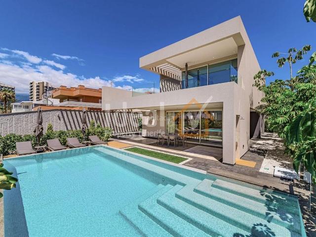 Chalet en venta en Arona, Playa de las Américas. Villa en Playa de Las Américas, a solo 50 metros del mar. Chalets.