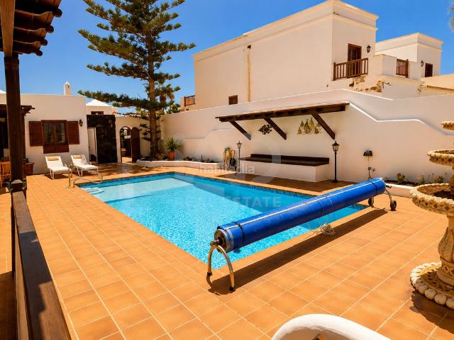 Chalet en venta en Arrecife, El Cable. Chalets.