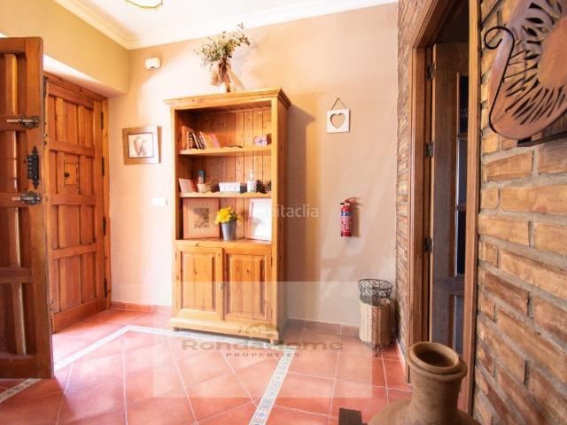 Chalet en venta en Arriate. Encantadora casa con piscina cubierta y vistas a la sierra en Arriate. Chalets.