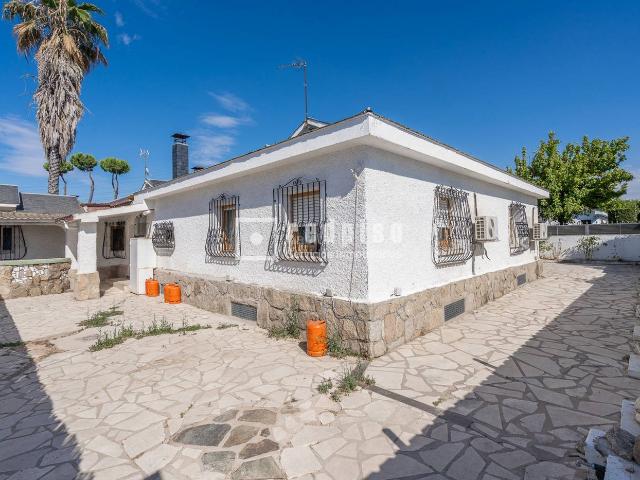 Chalet en venta en Arroyomolinos, Casco Antiguo La Dehesa Los Monteros. SE VENDE FABULOSO CHALET PAREADO EN ZONA CASCO ANTIGUO LA DEHESA DE LOS MONTEROS. Chalets.