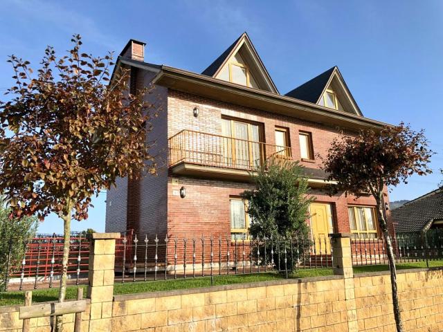 Chalet en venta en Astillero El. Chalet independiente con 5 dormitorios, jardín y vistas a pocos minutos de Santander. Chalets Astillero.