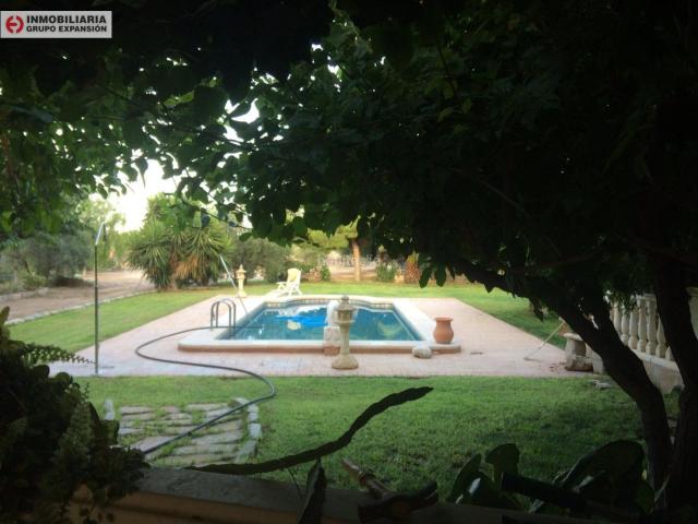 Chalet en venta en Aspe, El Castillo. Chalet de Lujo en Aspe con Piscina y Barbacoa. Chalets.
