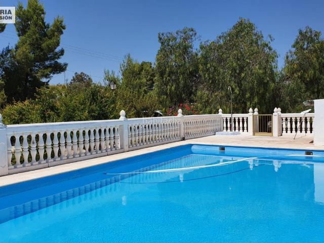 Chalet en venta en Aspe, El Castillo. Chalet en Aspe con piscina todo vallado. Chalets.