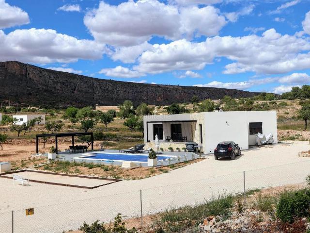 Chalet en venta en Aspe, El Castillo. Nueva construcción de 4 habitaciones y piscina 8m. Chalets.
