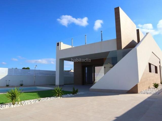 Chalet en venta en Aspe, Pedanías Oeste. Villa de 3 dormitorios y 2 baños con piscina y terraza en Aspe. Chalets.