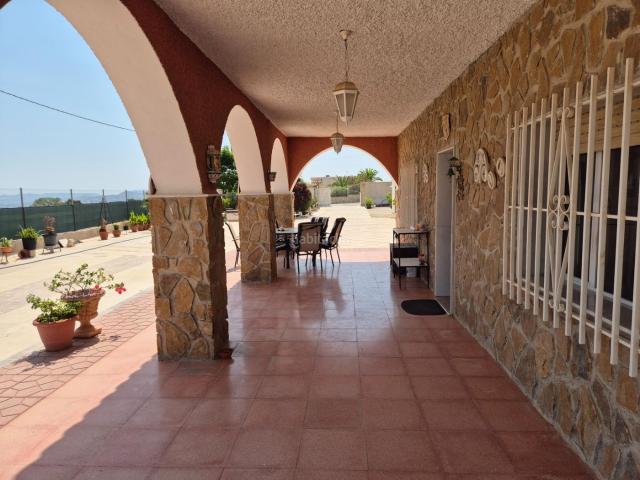 Chalet en venta en Aspe, Pedanías Oeste. CHALET DE 6 DORMITORIOS CON PISCINA Y BARBACOA EN URBANIZACION. Chalets.