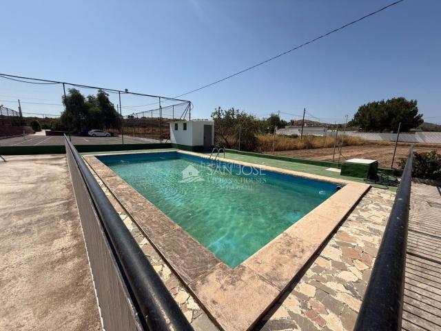 Chalet en venta en Aspe, Pedanías Oeste. SE VENDE CHALET EN ASPE CON PISCINA Y NAVE INDUSTRIAL. Chalets.