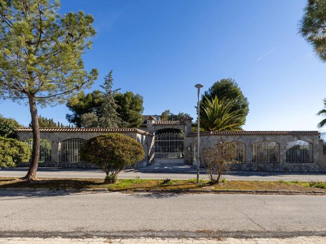 Chalet en venta en Atarfe. Villa de lujo con autonomía energética total con la mejor vista a Sierra Nevada. Chalets.