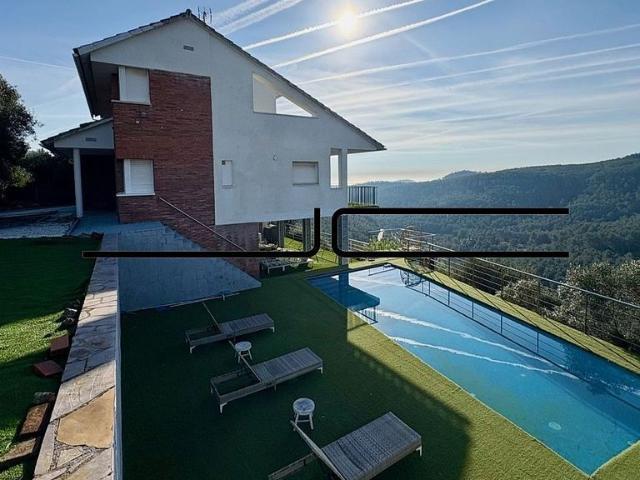 Chalet en venta en avenida Can Montmany Carsos, Corbera de Llobregat, de 191 m² 5 habitaciones por 750.000