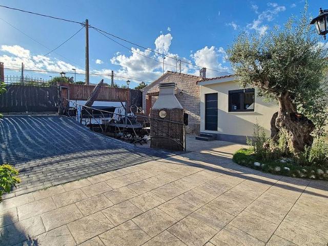 Chalet en venta en avenida Can Sucarrats, Rubí, de 190 m² 6 habitaciones por 475.000