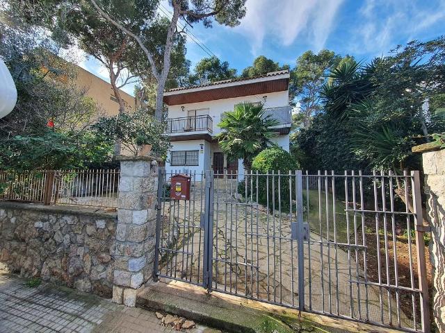 Chalet en venta en avenida, Castelldefels, de 160 m² 6 habitaciones por 730.000