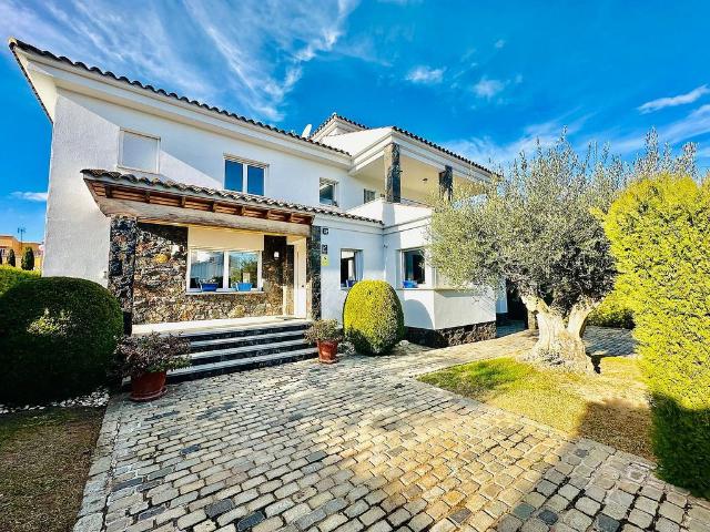 Chalet en venta en avenida Cobla Rossinyols, Castelló d´Empúries, de 215 m² 5 habitaciones por 790.000