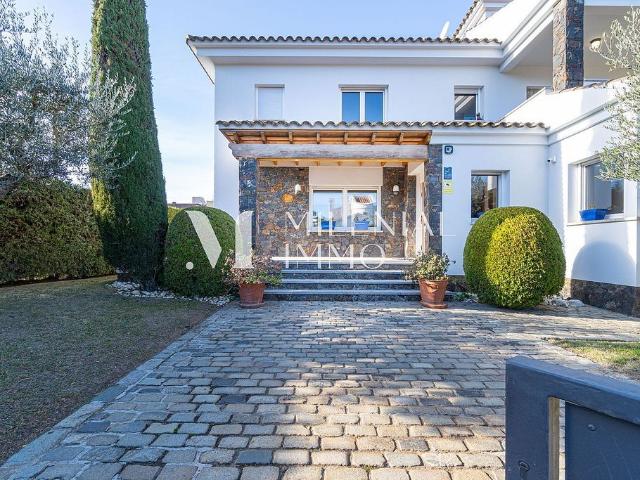 Chalet en venta en avenida Cobla Rossinyols, Castelló d´Empúries, de 215 m² 5 habitaciones por 790.000