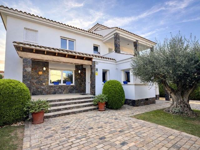 Chalet en venta en avenida Cobla Rossinyols, Castelló d´Empúries, de 310 m² 5 habitaciones por 790.000