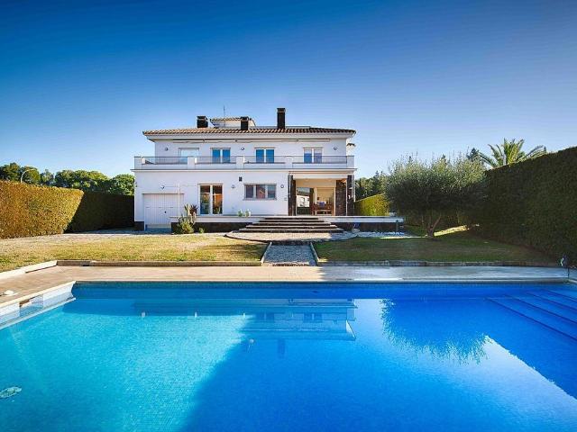 Chalet en venta en avenida Cobla Rossinyols, Castelló d´Empúries, de 387 m² 5 habitaciones por 790.000