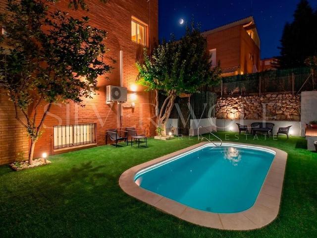 Chalet en venta en avenida D'antoni Gaudí, Viladecans, de 205 m² 5 habitaciones por 679.900