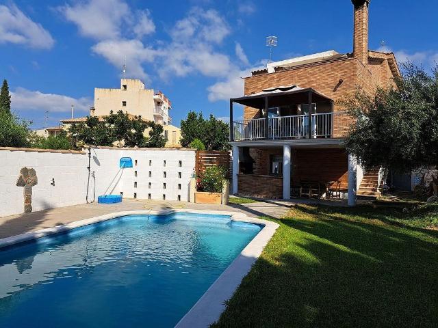 Chalet en venta en avenida De L'avenc, Roda de Barà, de 270 m² 6 habitaciones por 599.000