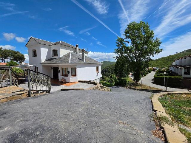 Chalet en venta en avenida Mas de Les Fonts, Vallirana, de 281 m² 5 habitaciones por 425.000
