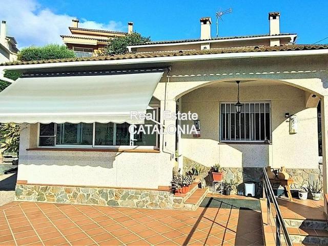 Chalet en venta en avenida Mas Romeu, Lloret de Mar, de 198 m² 4 habitaciones por 525.000