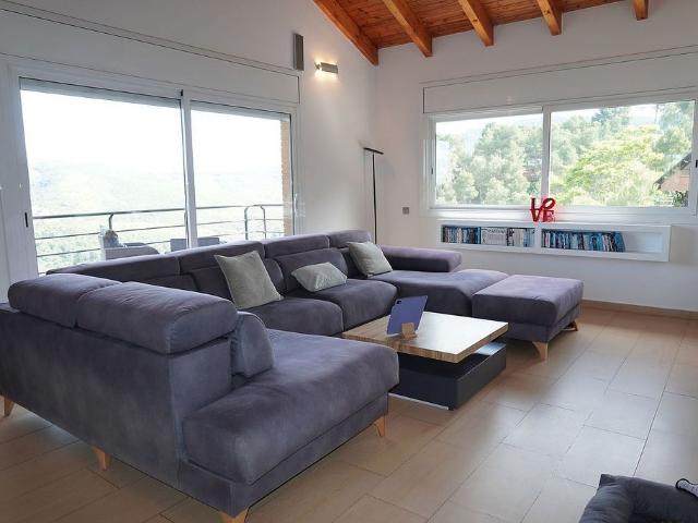Chalet en venta en avenida Mirador, Vallirana, de 321 m² 6 habitaciones por 798.000