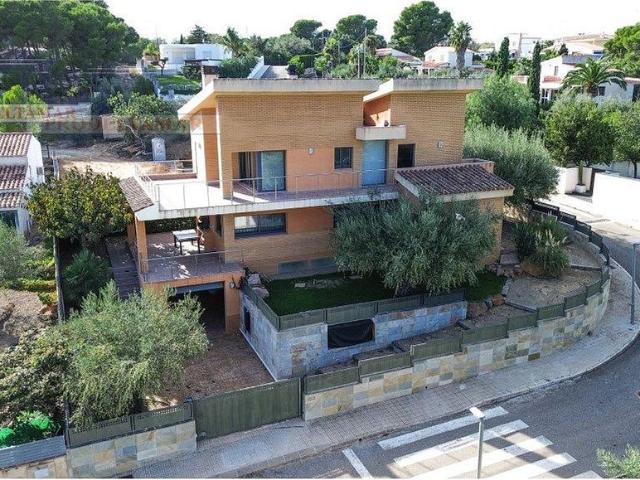 Chalet en venta en avenida Perales, Ampolla, l´, de 315 m² 4 habitaciones por 550.000