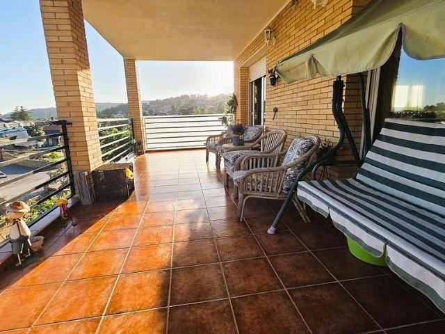 Chalet en venta en avenida Pont del Lledoner, Vallirana, de 299 m² 3 habitaciones por 490.000