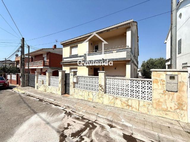 Chalet en venta en avenida Quinze, Santa Perpètua de Mogoda, de 353 m² 8 habitaciones por 490.000