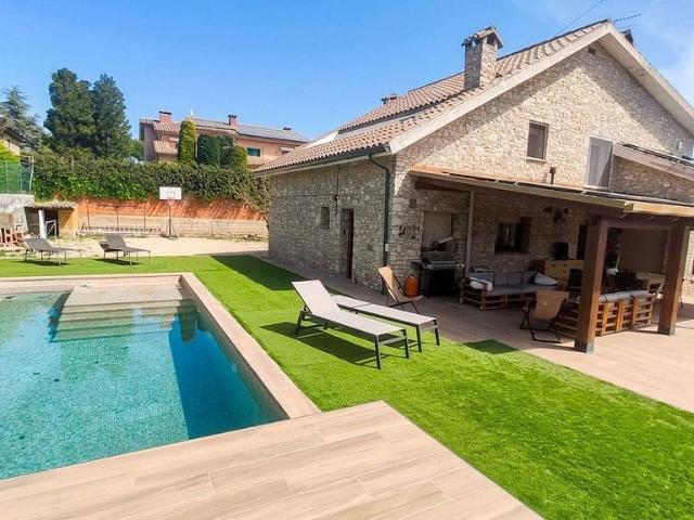 Chalet en venta en avenida Sant Jaume Ses Oliveres, Igualada, de 225 m² 8 habitaciones por 620.000