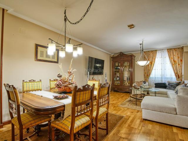 Chalet en venta en Ávila, Murallas. Chalet independiente en venta en Calle de López Núñez 8, Ávila. Chalets.