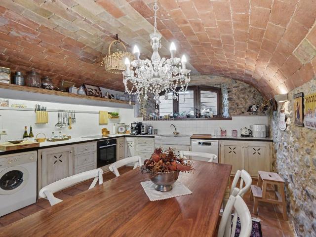 Chalet en venta en Boadella i les Escaules. Encanto, tradición y diseño exclusivo en el corazón de Boadella de Empordà. Chalets Boadella i les.