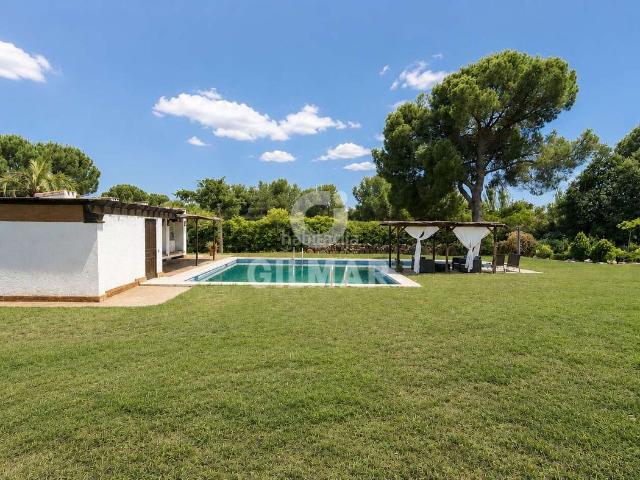 Chalet en venta en Boadilla del Monte, Bonanza. Si buscas una vivienda con personalidad, esta es tu casa.Se trata de un impresionante chalet independiente ubicado en la exclusiva. Chalets Boadilla del.