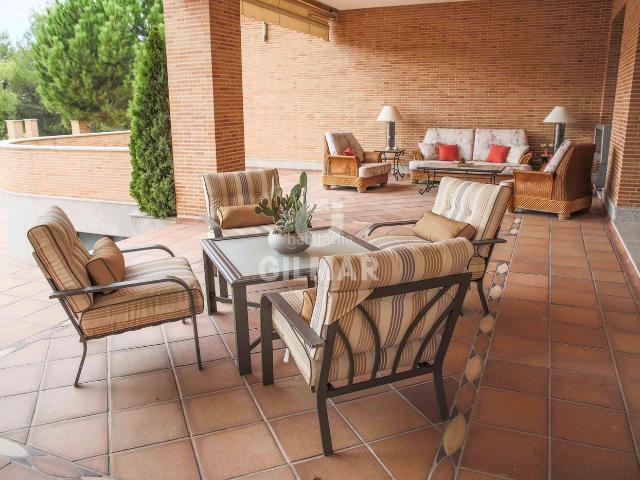 Chalet en venta en Boadilla del Monte, Las Lomas. Descubre esta majestuosa propiedad ubicada en la exclusiva urbanización de Las Lomas, en Boadilla del Monte, un enclave privilegia. Chalets Boadilla.
