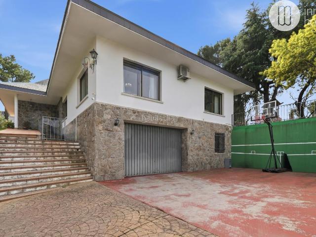 Chalet en venta en Boadilla del Monte, Las Lomas. Más de 3.000 m en el punto más cotizado de Las Lomas Propiedad con tres construcciones independientes. Chalets Boadilla del.