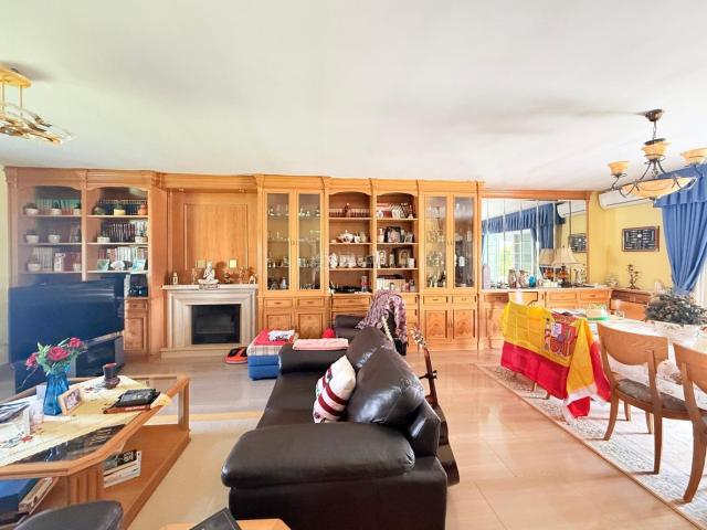 Chalet en venta en Boadilla del Monte, Parque Boadilla. NUDA PROPIEDAD Gran chalet de 545 m2 con placas solares y parcela privada de 3.000 m2 Boadilla del Monte. Chalets Boadilla del.