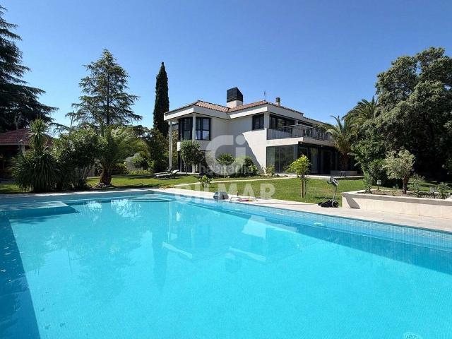 Chalet en venta en Boadilla del Monte, Urbanización Este Montepríncipe. En el exclusivo enclave de Montepríncipe, en Boadilla del Monte, se encuentra este majestuoso chalet independiente que redefine.