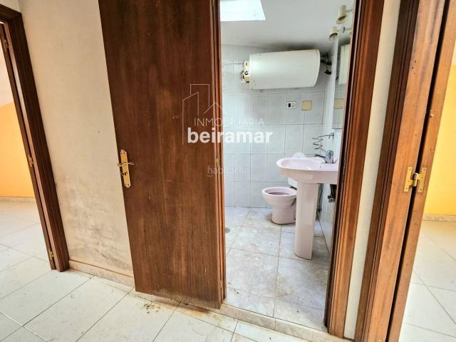 Chalet en venta en Boiro. Casa en venta en Boiro centro con local comercial, 5 dormitorios y patio privado ideal inversión. Chalets.