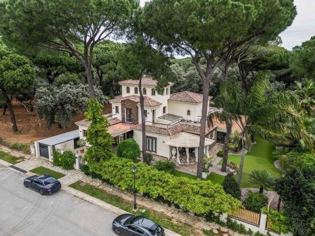 Chalet en venta en Bollullos de la Mitación. Villa exclusiva en un oasis de tranquilidad. Chalets Bollullos de la.