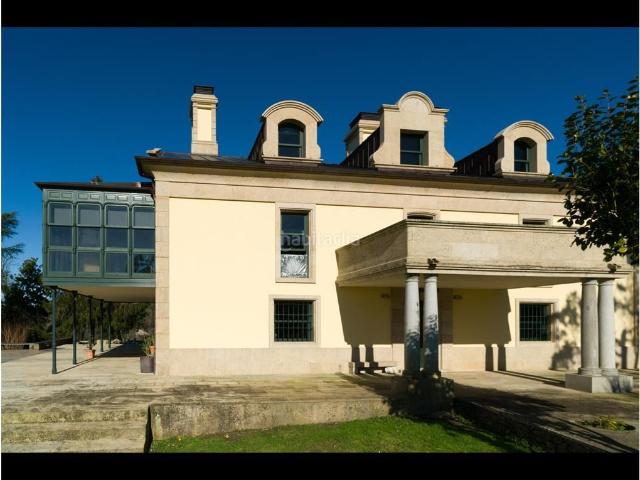 Chalet en venta en Boqueixón. Engel&Völkers vende esta increíble casa de más de 600m2, con una gran finca, piscina y cancha de tenis. Chalets.