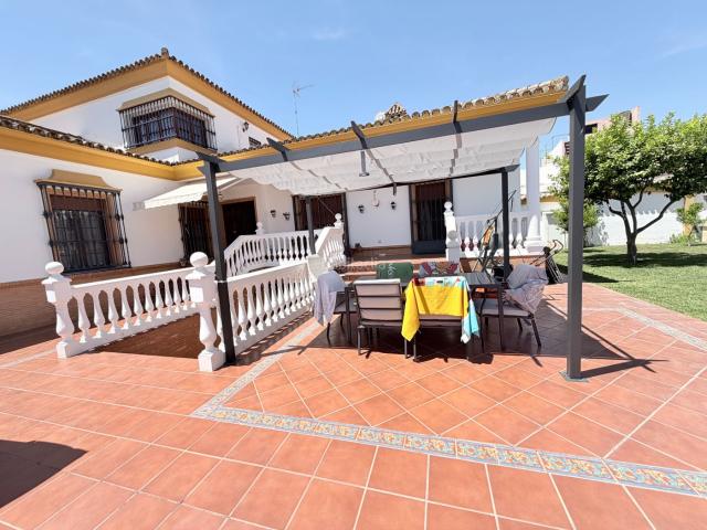 Chalet en venta en Bormujos, Avenida Juan Diego. Magnifico chalet independiente con piscina. Chalets.
