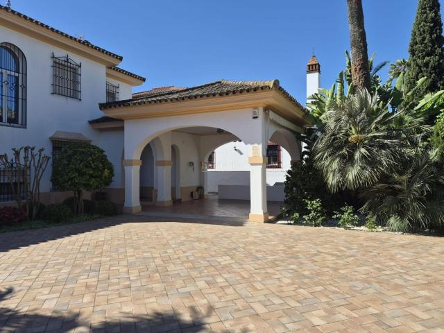 Chalet en venta en Bormujos, El Zaudín Club de Golf. CHALET DE LUJO EN CLUB ZAUDIN GOLF. Chalets.