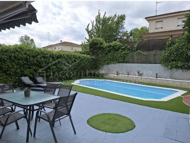 Chalet en venta en Batres. MAGNÍFICO CHALET PAREADO REFORMADO EN BATRES. Chalets.