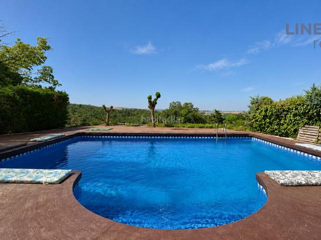 Chalet en venta en Batres. Chalet independiente con piscina y naturaleza en Cotorredondo. Chalets.